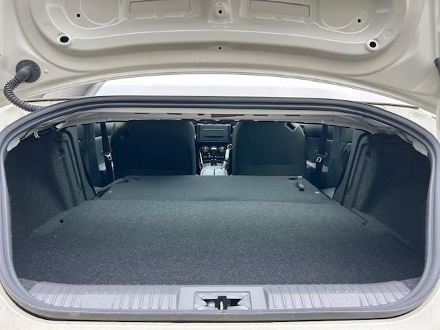 【トランク】積み込みやすくて、たっぷり積める荷室です。シートアレンジできるものは、乗車人数と荷物の量や大きさによってシートを動かすことができるので、より快適なドライブが可能です！
