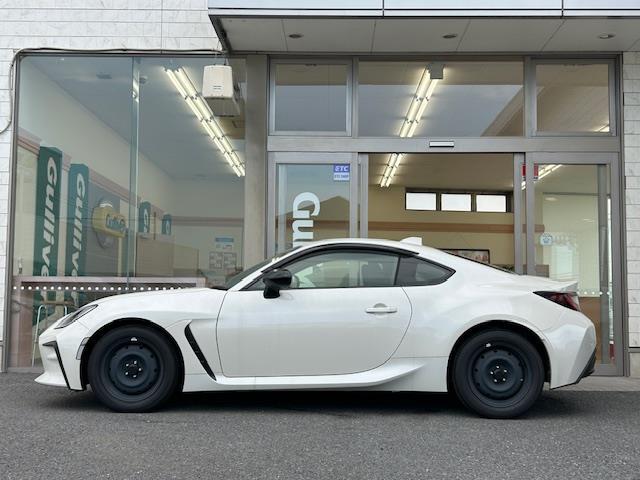 【左】当社基準による調査の結果、修復歴車と判断された車両は一部店舗を除き、販売を行なっておりません。万一、納車時に修復歴があった場合にはご契約の解除等に応じます。