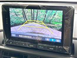 【バックカメラ】駐車時に後方がリアルタイム映像で確認できます。大型商業施設や立体駐車場での駐車時や、夜間のバック時に大活躍！運転スキルに関わらず、今や必須となった装備のひとつです！