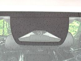 【ホンダセンシング】走行中に前方の車両等を認識し、衝突しそうな時は警報とブレーキで衝突回避と被害軽減をアシスト。より安全にドライブをお楽しみいただけます。