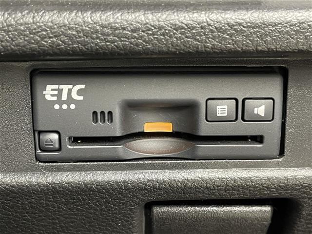 【ETC】有料道路を利用する際に料金所で停止することなく通過できる、ETC車載器（ノンストップ自動料金収受システム機器）が装備されています。セットアップを行うことで利用可能になります。