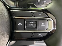 【アダプティブクルーズコントロール】高速道路での長距離走行が楽に！！自動で速度を保つクルーズコントロールが、衝突軽減システムと連携し、前方の車両を感知して車間を保つように速度調節してくれます！！