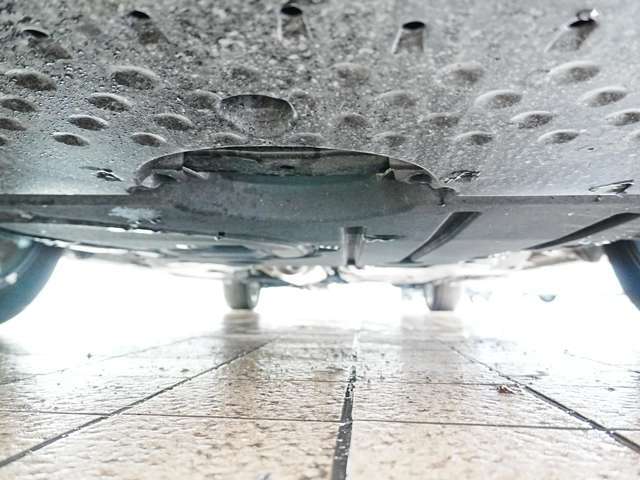 ボディのガラスコーティング施工も好評受付中です！撥水性の効果は3年以上♪メンテナンスは水洗いのみ♪その他カスタマイズやアフターパーツ取付なども是非ご相談下さい！