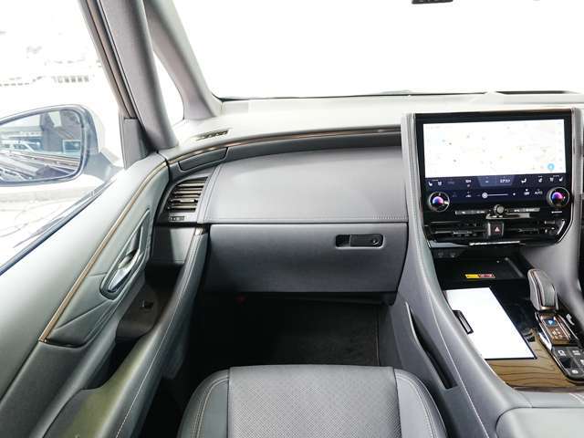 当社専門業者が納車前クリーニングしておりますので内装もとても綺麗な状態でお渡ししております。もちろんシート、足元、パネル関係、天井とお客様にお喜びいただけますよう心を込めて磨いています！！