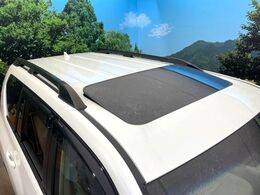 【サンルーフ】開放感たっぷりの希少装備、サンルーフが装着されています！車内に明かりを取り入れたり景色を楽しむ以外にも、車内の空気も簡単に換気できて快適です！