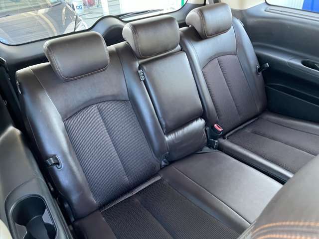 ◆【3列目後部座席】3列目でも快適なスペースを確保しています！！また2列目が乗り込みやすいように可動しますので乗り降りもラクラクです！