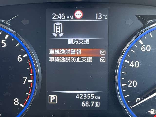 ◆【車線逸脱警報（LDW）】クルマが車線から逸脱しそうになると、はみ出さないように警報音と表示によってドライバーに注意を促します。機能には限界があるためご注意ください。