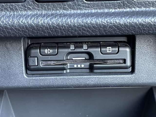 ◆【ETC】有料道路を利用する際に料金所で停止することなく通過できる、ETC車載器（ノンストップ自動料金収受システム機器）が装備されています。セットアップを行うことで利用可能になります。