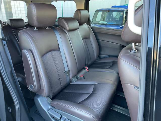 ◆【2列目後部座席】大人が座っても余裕のある広さです！！頭上や足元のスペースも広く取ってあります！！