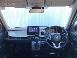 フロントガラスが大きく、ワイドな視界で運転もしやすくなるように設定されています。視認性のよいインパネ周りです。操作スイッチやカップホルダーも使いやすい位置に配置されています。