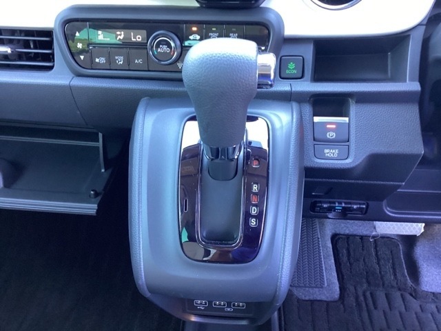 運転席周辺のスマートなレイアウトが、操作のしやすさを実現。快適なドライブをサポートします。手元で操作ができる、電子制御パーキングブレーキ。