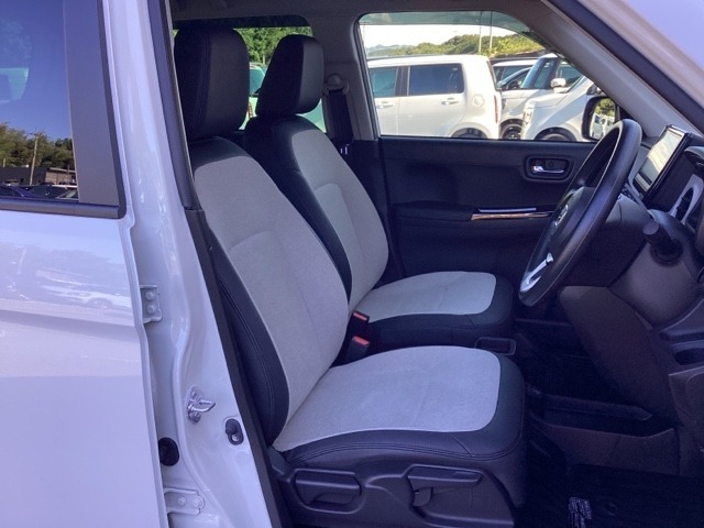 フィット感のあるシート。しっかりと支えてくれるので、長時間の運転を快適にサポートしてくれます。
