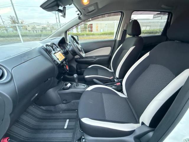 WECARSでは各商談席に大型モニターをご用意しております！見やすい大画面でゆったりと全国の在庫をご覧いただけます！是非ご来店お待ちしております！