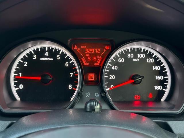 WECARSの展示場では実際に見て、触ってお車をお選びいただけます！知識の豊富な営業スタッフが様々なカーライフをご提案いたします！