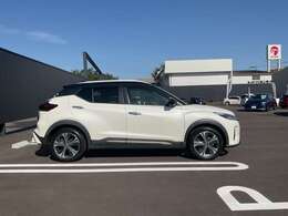 コンパクトなボディでどの年代の方にも乗りやすいお車になっております☆