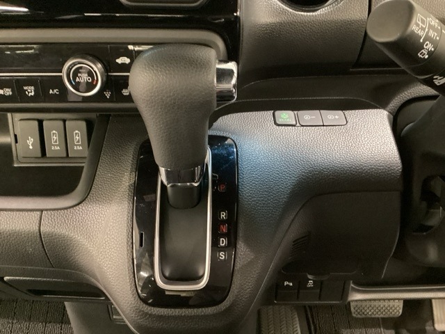 CVT車のセレクトレバーです。低速から高速まで、変速ショックのないスムーズな走りを実現するとともに、エンジン効率のよい領域を維持することで燃費にも貢献します。