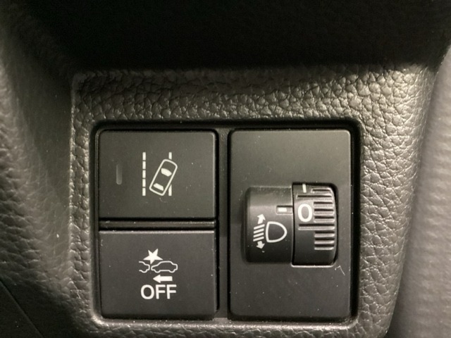 ハンドルの右側にはヘットライトリベライザーとHondaセンシング用のメインスイッチがついています。ヘッドライトリベライザーは道路状況や積荷の加重に応じてライトの高さを調節できます。