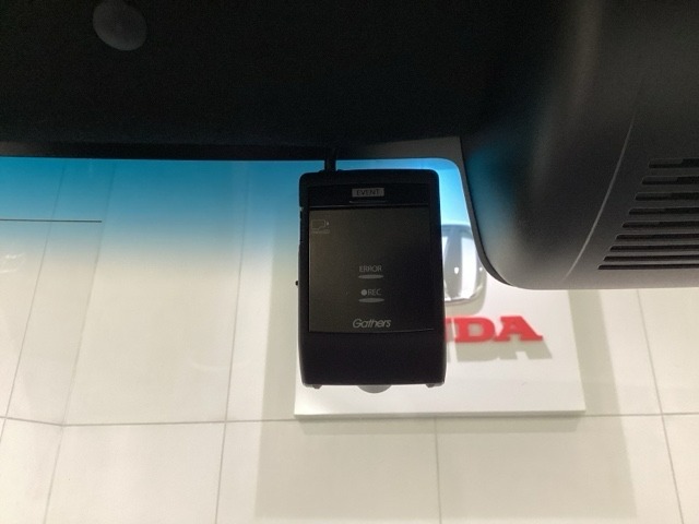 ドライブレコーダーが前方の監視をしてくれます。衝突や急ブレーキなどを感知した場合に、記録された動画が万が一の際に直前の状況を把握する手助けとなります。