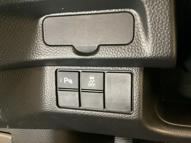 VSA装備車です。VSAはドライバーの操作と車の動きを見守っています。もし車の挙動が乱れたとき、4輪別々にブレーキをかけたり、エンジンパワーをしぼることによって車を安定させます。