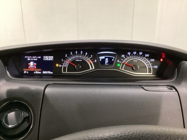 スピードメーターとタコメーターを大きく配した見やすいメーター部になっています。左側のインフォメーション画面でオドメーターや燃費などの情報を確認できます。