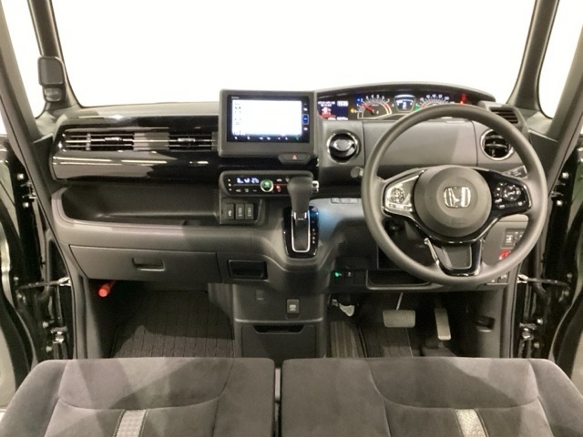 車内は光触媒抗菌消臭施工済です。スタイリッシュなデザインでスポーティなインパネ周りを演出します。グローブボックスやカップホルダーのほかにトレーなどたくさんの収納スペースが付いています。