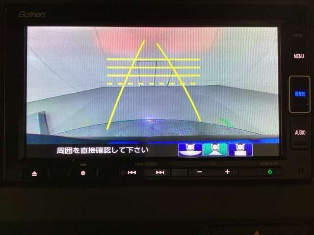 バックでの車庫入れも安心です！　リアカメラが付いているバックモニター付のナビを装備しております。操作線もついており距離感も画面から確認できます。