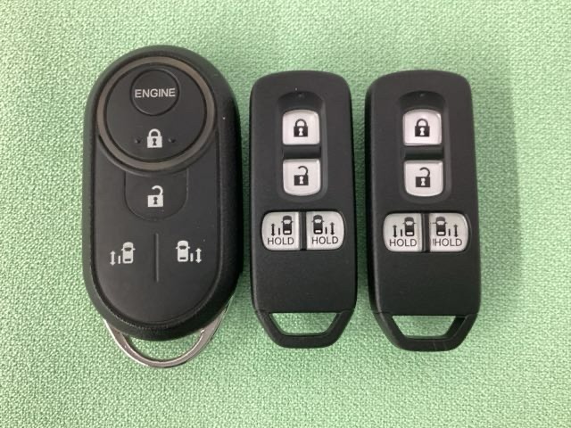 スマートキー付きですからドアロックの開閉およびエンジンスタートが楽々です。電動スライドドアの開け閉めもボタンで操作できます。加えて、純正リモコンエンジンスターター用の操作キーもついています。