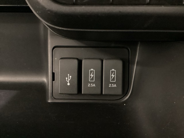 エアコン操作パネルの下に、スマートフォンなどの充電可能なUSB端子が2個、音源などの外部入力の可能なUSB端子が1個ついています。移動中に充電もできるので便利です。