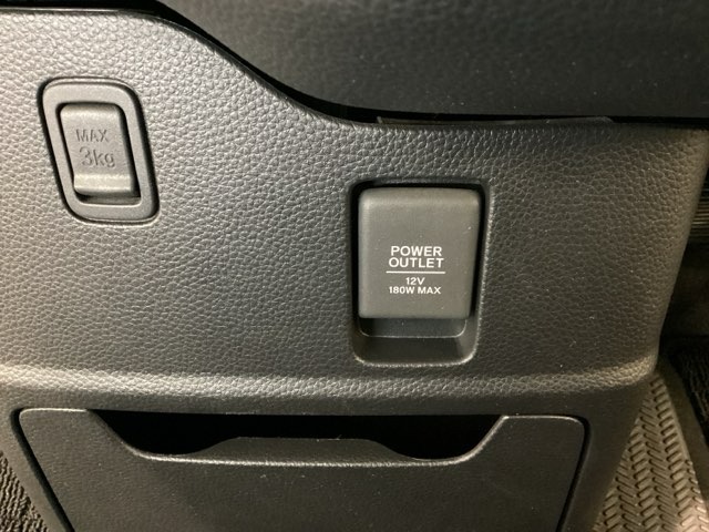 アクセサリーソケットはUSBのアダプターなどをつければ、スマホの充電にも使えます。周辺には物が置けるボックスがついています。