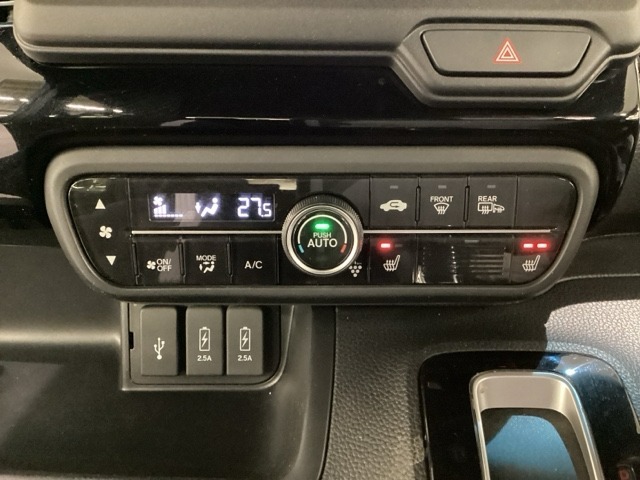 セレクトレバーの左上にプラズマクラスター付き・オートエアコンがついてますので簡単操作で快適に過ごせます。シートヒータースイッチ内蔵で前席の左右別々に2段階で温度設定ができます。