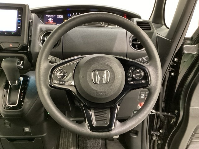 ハンドルにHondaセンシング系のクルーズコントロールやレーンキープアシストなどのスイッチと、オーディオの操作スイッチが装備されています。ハンドルから手を離さず安全に操作できます。