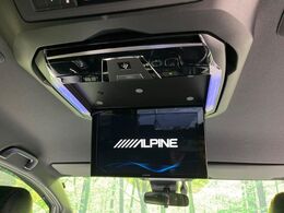 【12.8型フリップダウン】大画面モニターで後席でもエンタメをお楽しみいただけます。家族や友人とお出かけする機会が多い方に大人気です♪