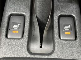 【シートヒーター】寒い日に重宝するシートヒーター！エアコンより早く温まってくれるので寒がりの人も安心ですね♪エアコンの温風は乾燥するから苦手、という方にもをおすすめです。