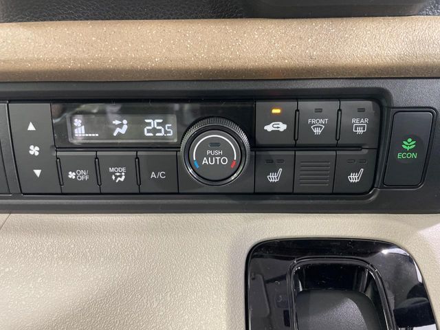【オートエアコン】一度お好みの温度に設定すれば、車内の温度を検知し風量や温度を自動で調整。暑い…寒い…と何度もスイッチ操作をする必要はありません。快適な車内空間には必須の機能ですね♪
