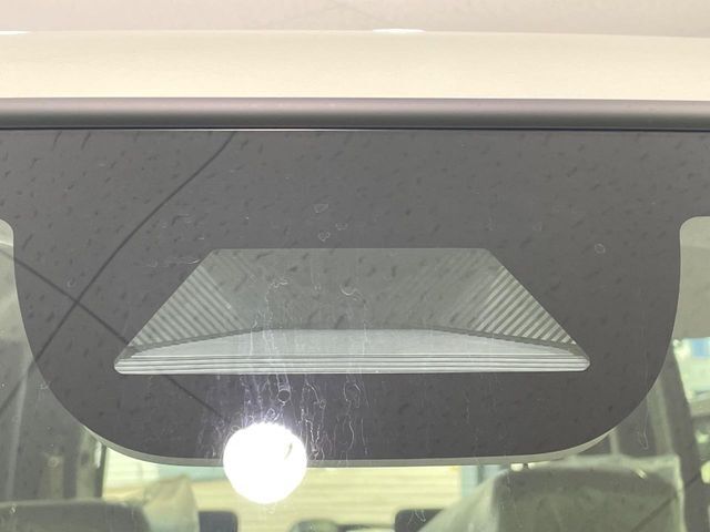 【ホンダセンシング】走行中に前方の車両等を認識し、衝突しそうな時は警報とブレーキで衝突回避と被害軽減をアシスト。より安全にドライブをお楽しみいただけます。