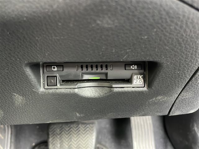 【ETC】有料道路を利用する際に料金所で停止することなく通過できる、ETC車載器（ノンストップ自動料金収受システム機器）が装備されています。セットアップを行うことで利用可能になります。