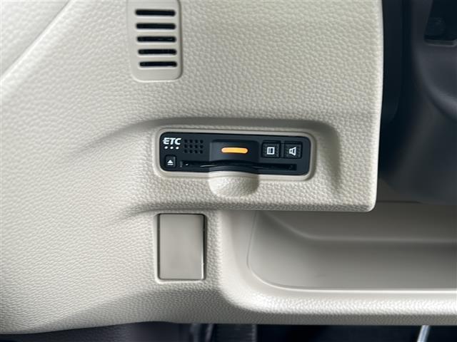 【ETC】有料道路を利用する際に料金所で停止することなく通過できる、ETC車載器（ノンストップ自動料金収受システム機器）が装備されています。セットアップを行うことで利用可能になります。