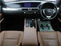 すっきりとしたGSらしいデザインのダッシュ回り！フロントビューの視認性もよく運転しやすいと思います★