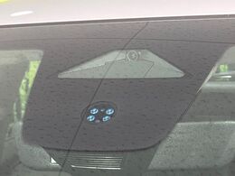 【ホンダセンシング】走行中に前方の車両等を認識し、衝突しそうな時は警報とブレーキで衝突回避と被害軽減をアシスト。より安全にドライブをお楽しみいただけます。