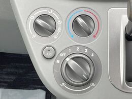 寒い冬も暑い夏も全席に快適な空調を届けてくれる、ダイヤル式エアコンを装備♪