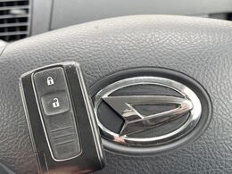 【キーフリーシステム】カバンやポケットに入れたままでもドアの施錠・解錠が可能なスマートキーを装備。エンジンのオン・オフ時もカギを取り出す必要が無いからとっても便利です♪