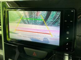 【バックカメラ】駐車時に後方がリアルタイム映像で確認できます。大型商業施設や立体駐車場での駐車時や、夜間のバック時に大活躍！運転スキルに関わらず、今や必須となった装備のひとつです！