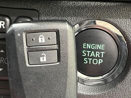 【スマートキー】カバンやポケットに入れたままでもドアの施錠・解錠が可能なスマートキーを装備。エンジンのオン・オフ時もカギを取り出す必要が無いからとっても便利です♪