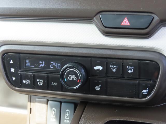 オートエアコン装備。温度設定ができて、室内快適ですよ。