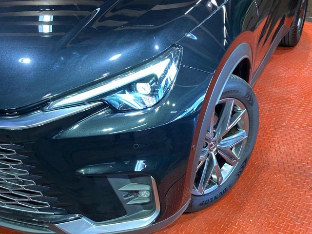 【LEDヘッドライト】悪天候や夜間走行時も良好な視界を確保し安心して運転できる高輝度LEDヘッドライトを装備！点灯速度が早く、消費電力も抑えられています。
