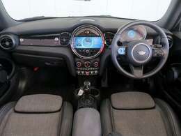 ◆インスツルメントパネルやインテリアトリムなどは、調和しなが洗練された室内を作り上げ、スイッチ類によって、優れた操作性をも実現。ドライバーの視線や動線を考え、人間工学に基づきデザインされています◆