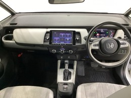 車内は光触媒抗菌消臭施工済です。インパネ周りはスタイリッシュなデザインで機能や装備も充実しています。グローブボックスやカップホルダーのほかにトレーなどたくさんの収納スペースが付いています。
