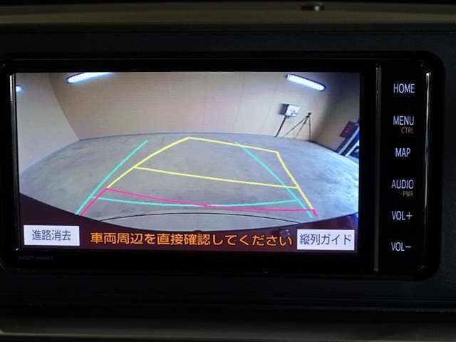 【バックモニター】車庫入れのときも安心のバックモニター付！見やすいカラー画像のバックモニターは運転席からの死角も確認でき、安心して駐車する事が出来ます！苦手な駐車もこれで安心ですね♪