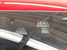 【スマートシティブレーキサポート】低速走行中に前方の車両等を認識し、衝突しそうな時は警報とブレーキで衝突回避と被害軽減をアシスト。より安全にドライブをお楽しみいただけます。
