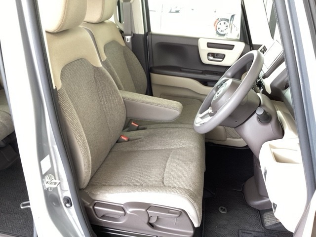 フロントは助手席と繋がったベンチシートです。運転席は、高さを調整できるハイトアジャスター付きです。